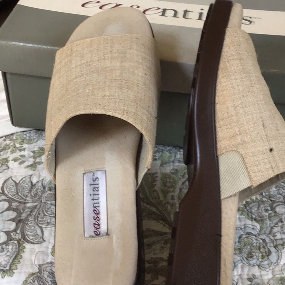 Natural linen wedge